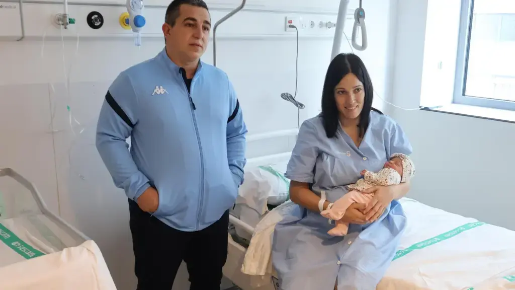 Soledad Torrijos y Julián Romeral, de la localidad conquense Fuente de Pedro Naharro, junto a la pequeña Irene, última bebé nacida en el Hospital 'Virgen de la Luz' de Cuenca