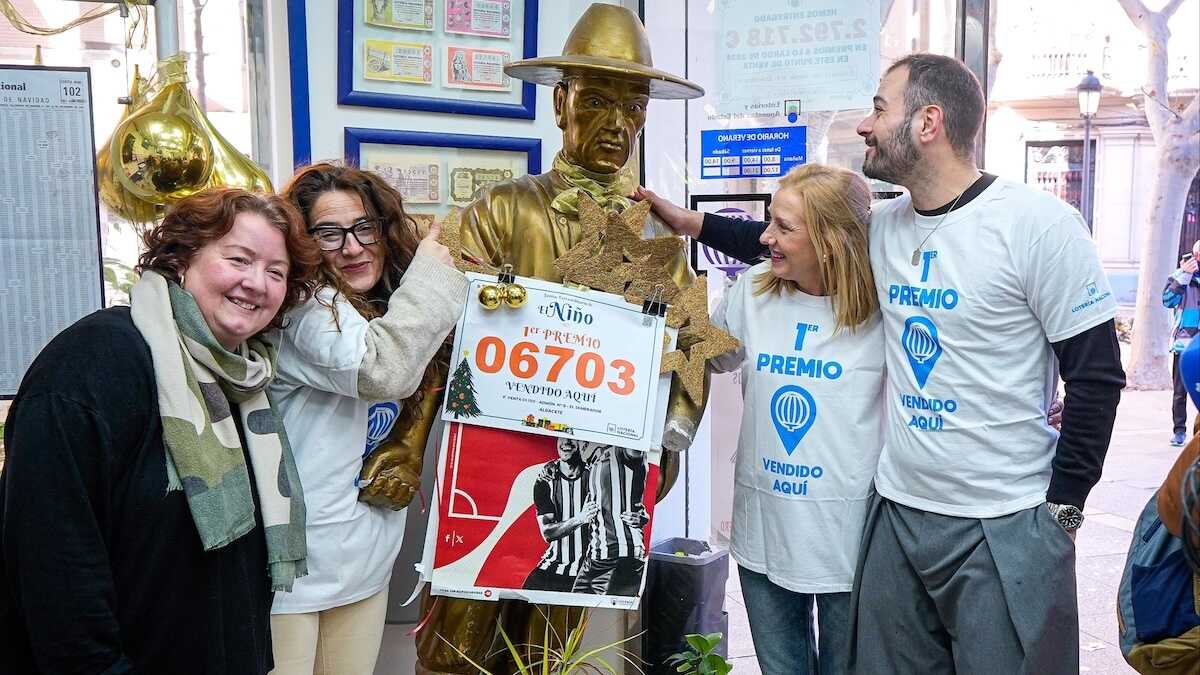La administración de loterías 'El Sembrador', de Albacete, ha vuelto a dar un premio importante con el "gordo" del Niño de este año 2026 - EFE/Manu