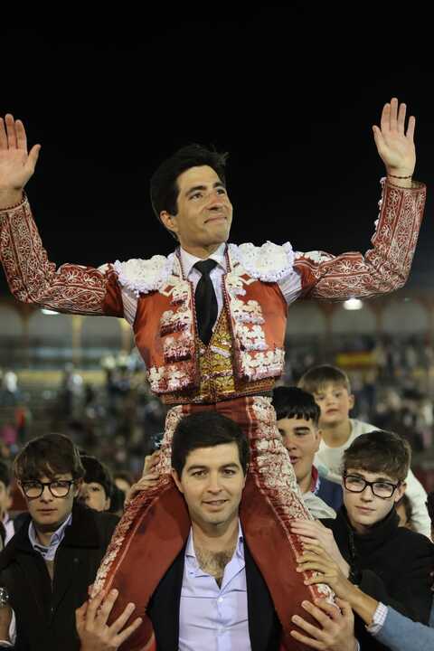 Puerta Grande para Álvaro Lorenzo en su gesta solidaria en Toledo