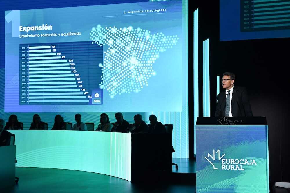 El director general de Eurocaja Rural, Víctor Manuel Martín, interviene en la Asamblea General de la entidad financiera celebrada este viernes en Toledo